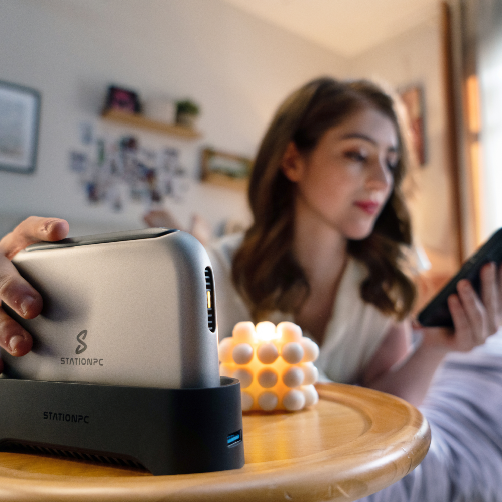 PocketCloud portable NAS data storage device with dock
